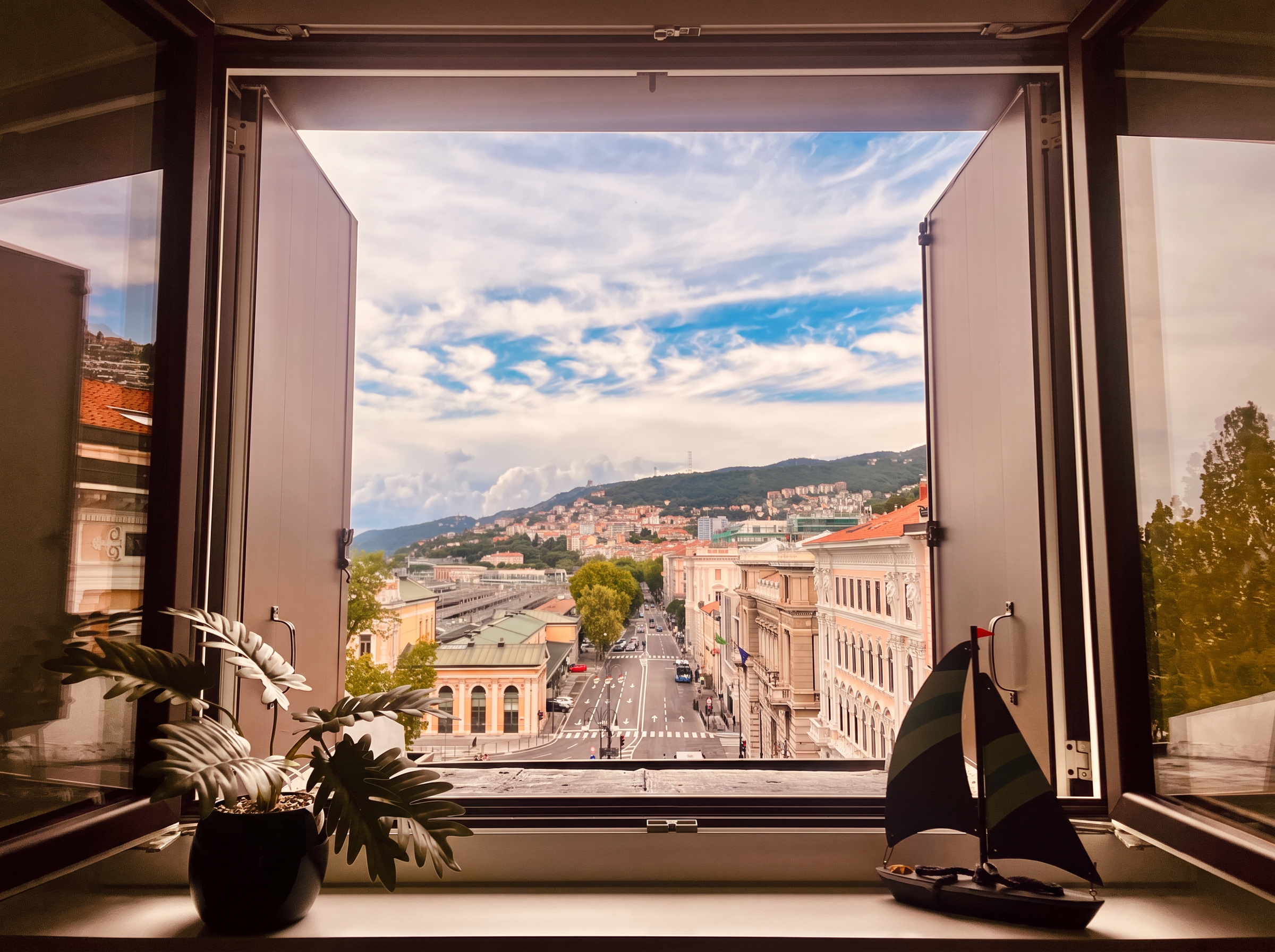 Interno del monolocale HOME 3 con vista su Trieste