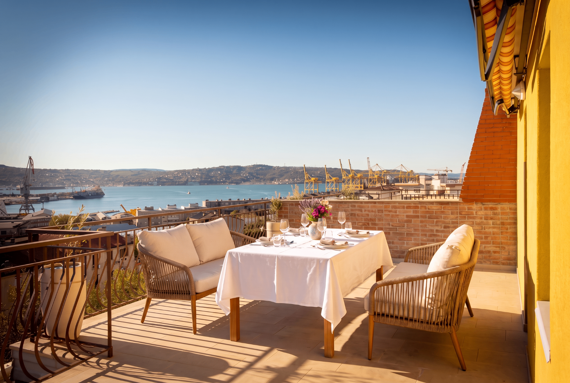 DANDY 22, terrazza dell'attico con tavolo apparecchiato e vista sul golfo